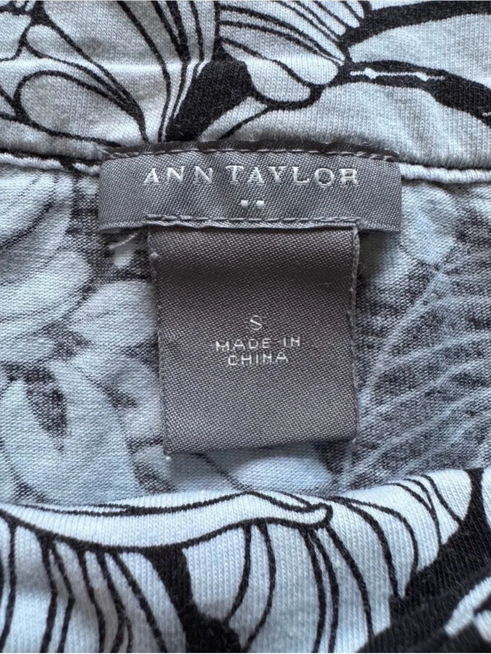 Ann Taylor Black & White Floral Scoop Neck Tank